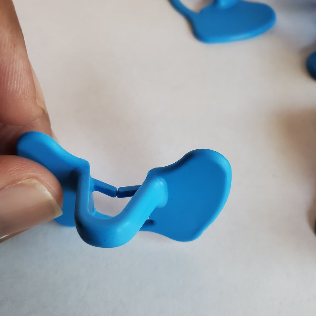 Clip-On Pinless Blinders for Poultry - Plastic Binders with Built