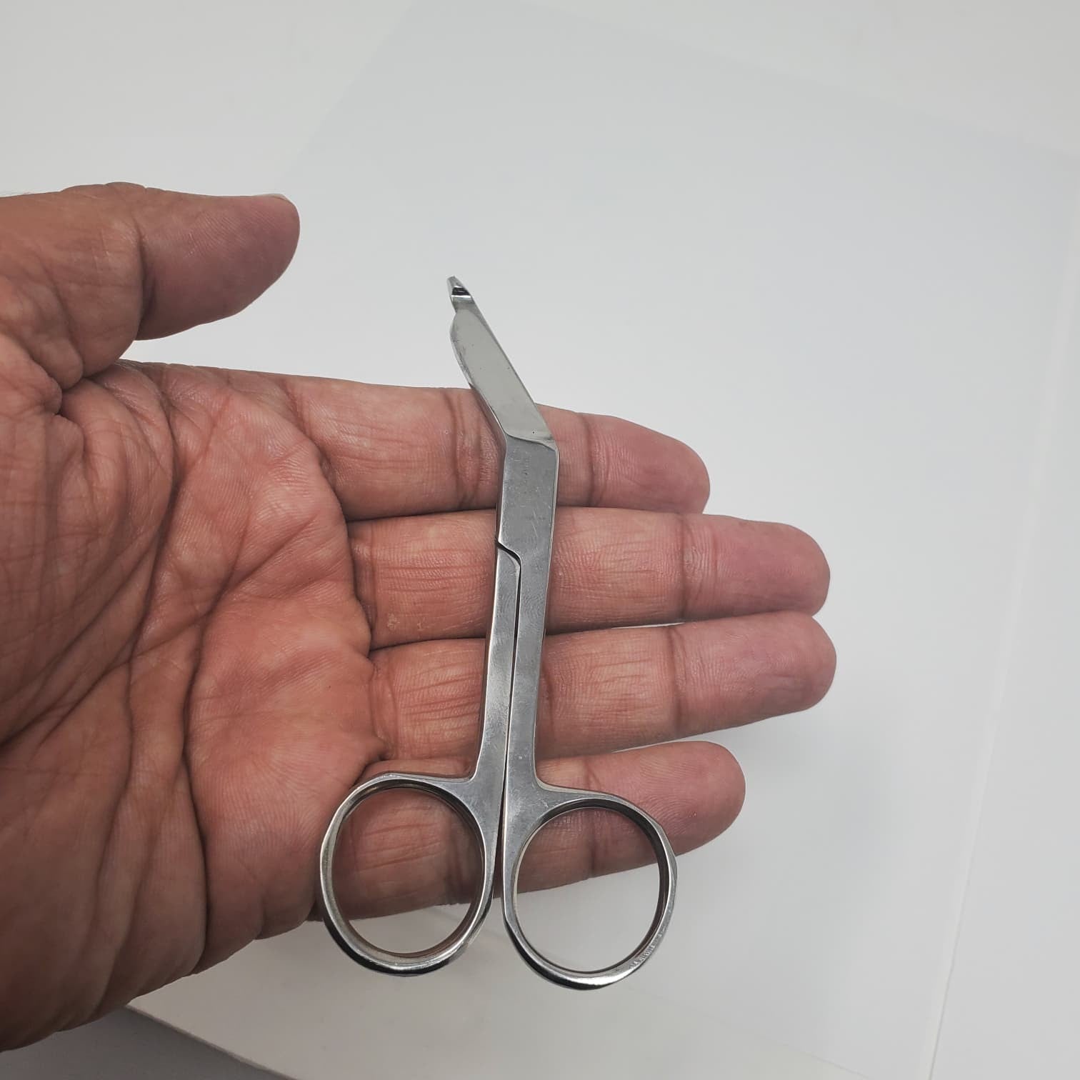4.5" Stainless Steel Bandage Scissors Tijeras de aseo y uso general para aves de