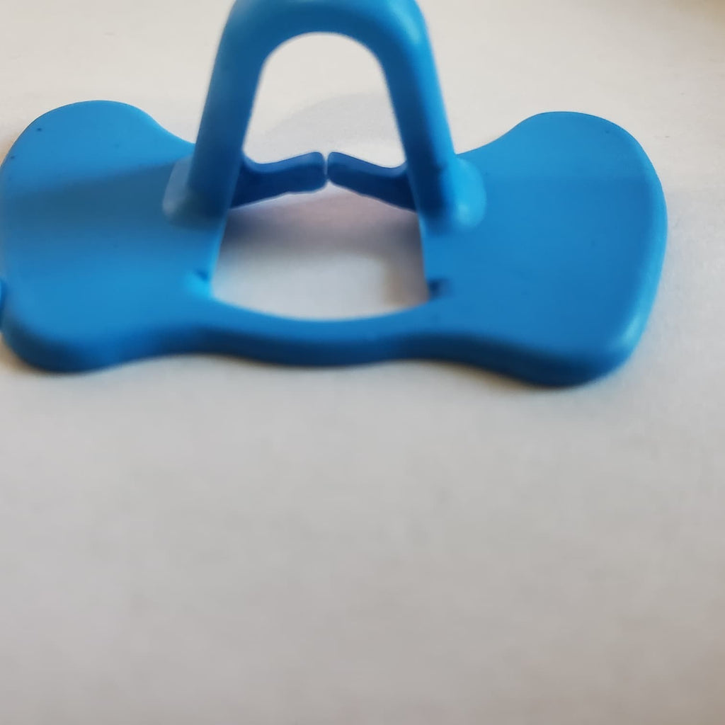 Clip-On Pinless Blinders for Poultry - Plastic Binders with Built