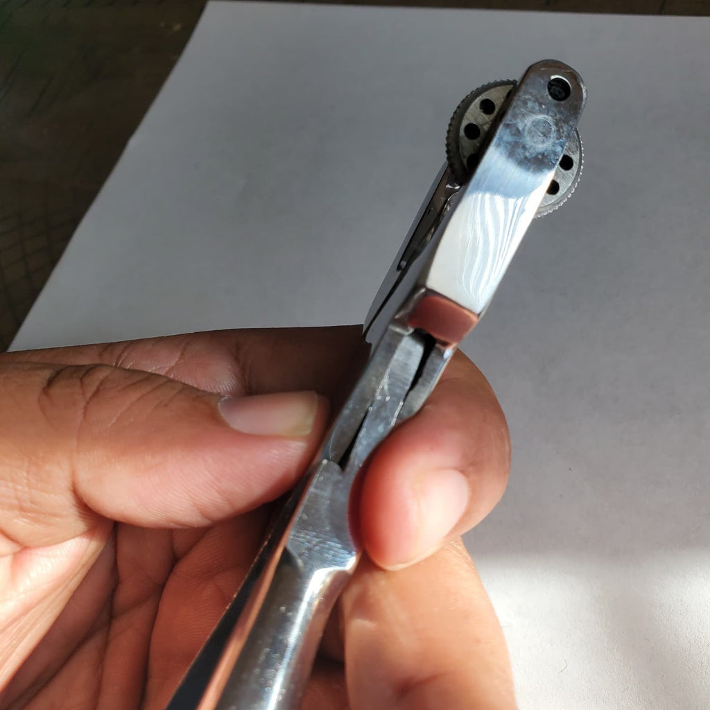 Deluxe Punch Several sizes holes can be selected for Marking rooster gallo