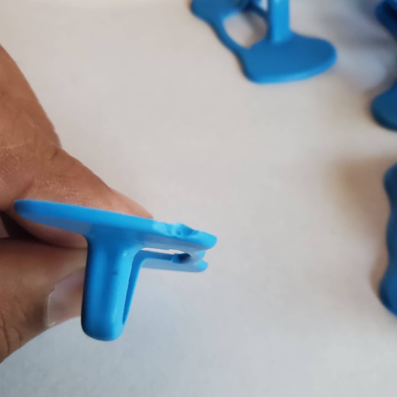 Clip-On Pinless Blinders for Poultry - Plastic Binders with Built