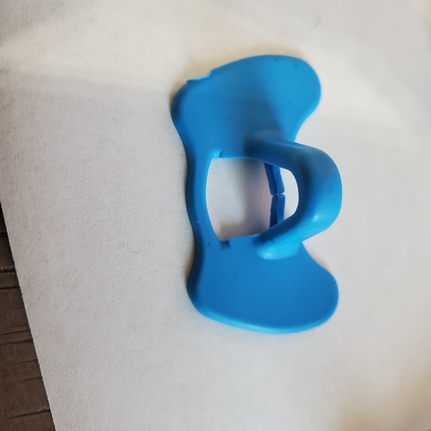 Clip-On Pinless Blinders for Poultry - Plastic Binders with Built
