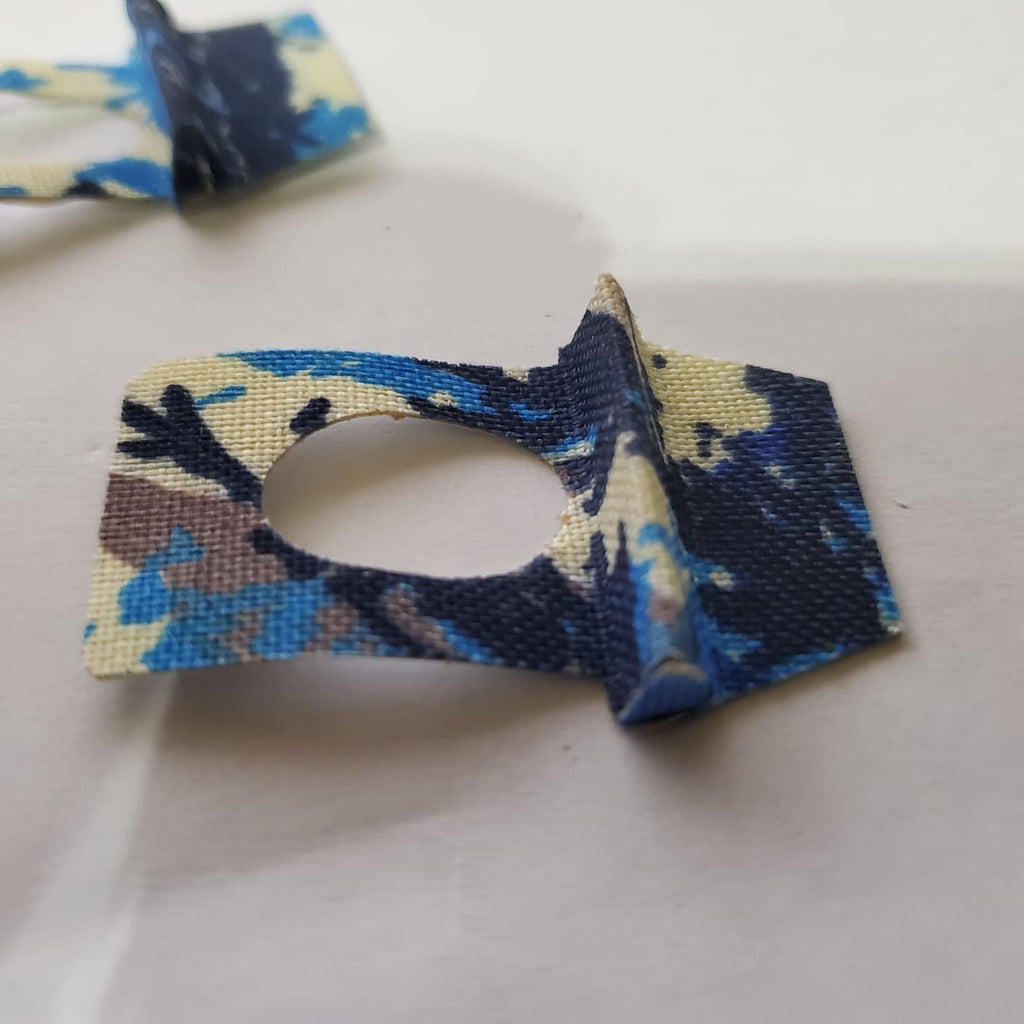 (short) leather wrap used with shortened cloth wrap. Poultry Chicken Gallos