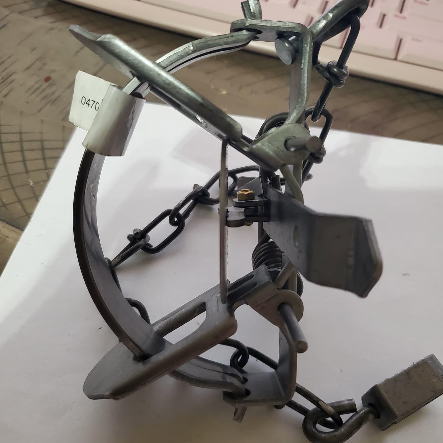 4.75 inch Steel Leg Trap rooster gallo protector