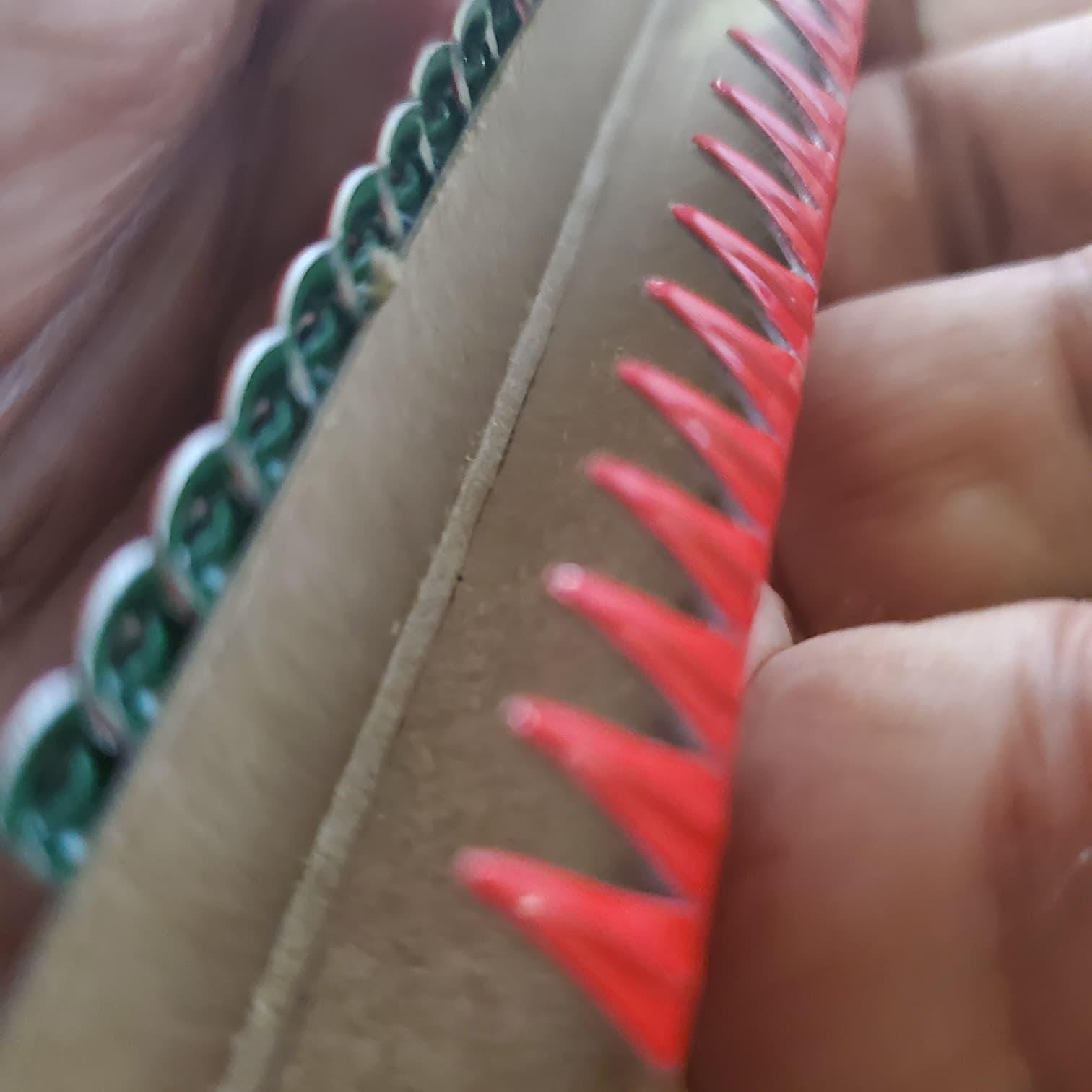 Red Jiffy Wing Bands Style 893 – 100 Poultry ID Bands • Gamefowl & Rooster Wing Tags • Easy One-Step Application
