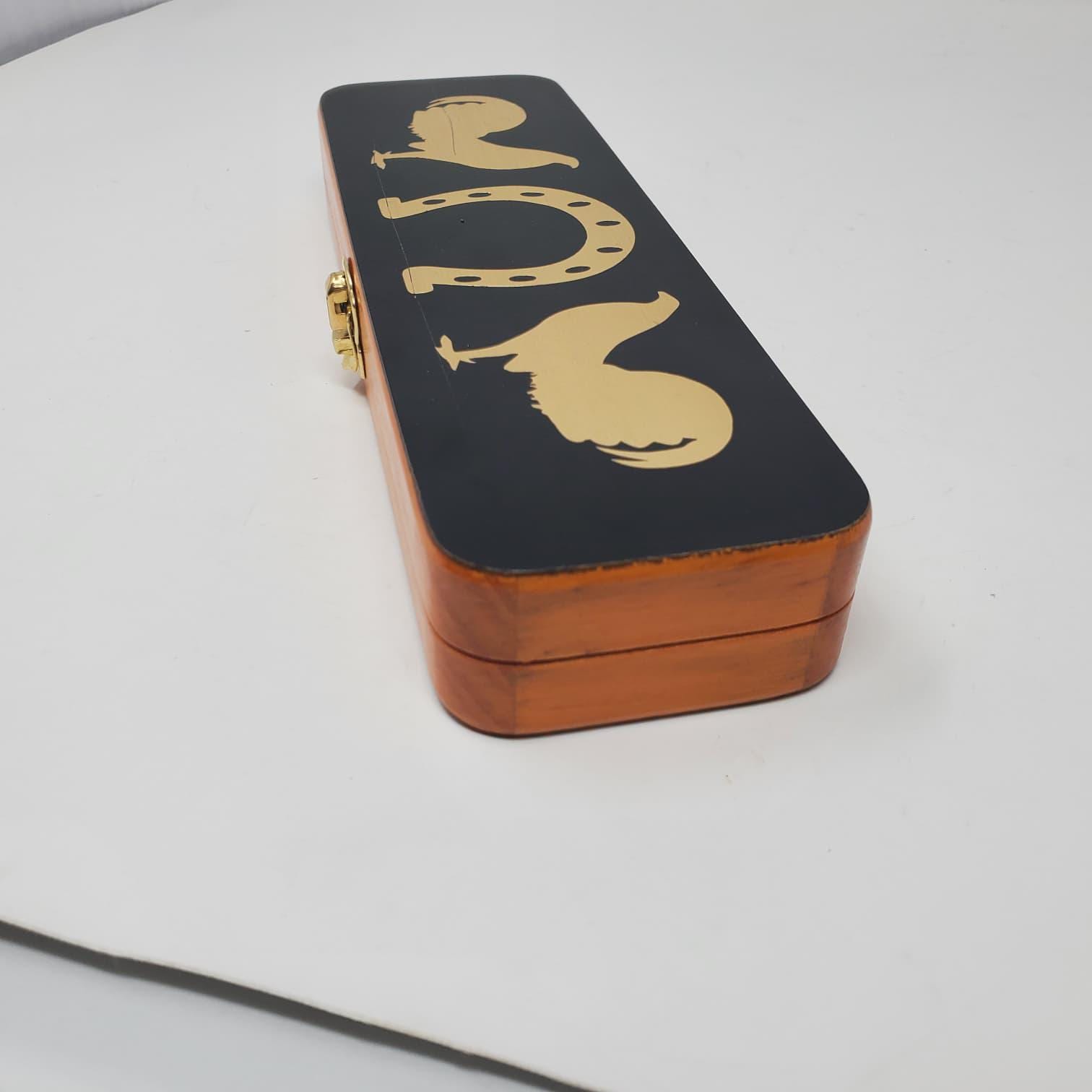 cedar and acrylic encased display case Botana para gallos Un pequeño paquete de lujo Una vitrina de cedro y acrílico Botana para gallos