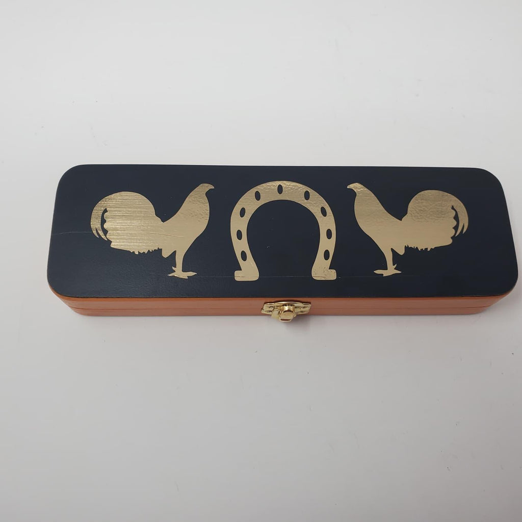 cedar and acrylic encased display case Botana para gallos Un pequeño paquete de lujo Una vitrina de cedro y acrílico Botana para gallos