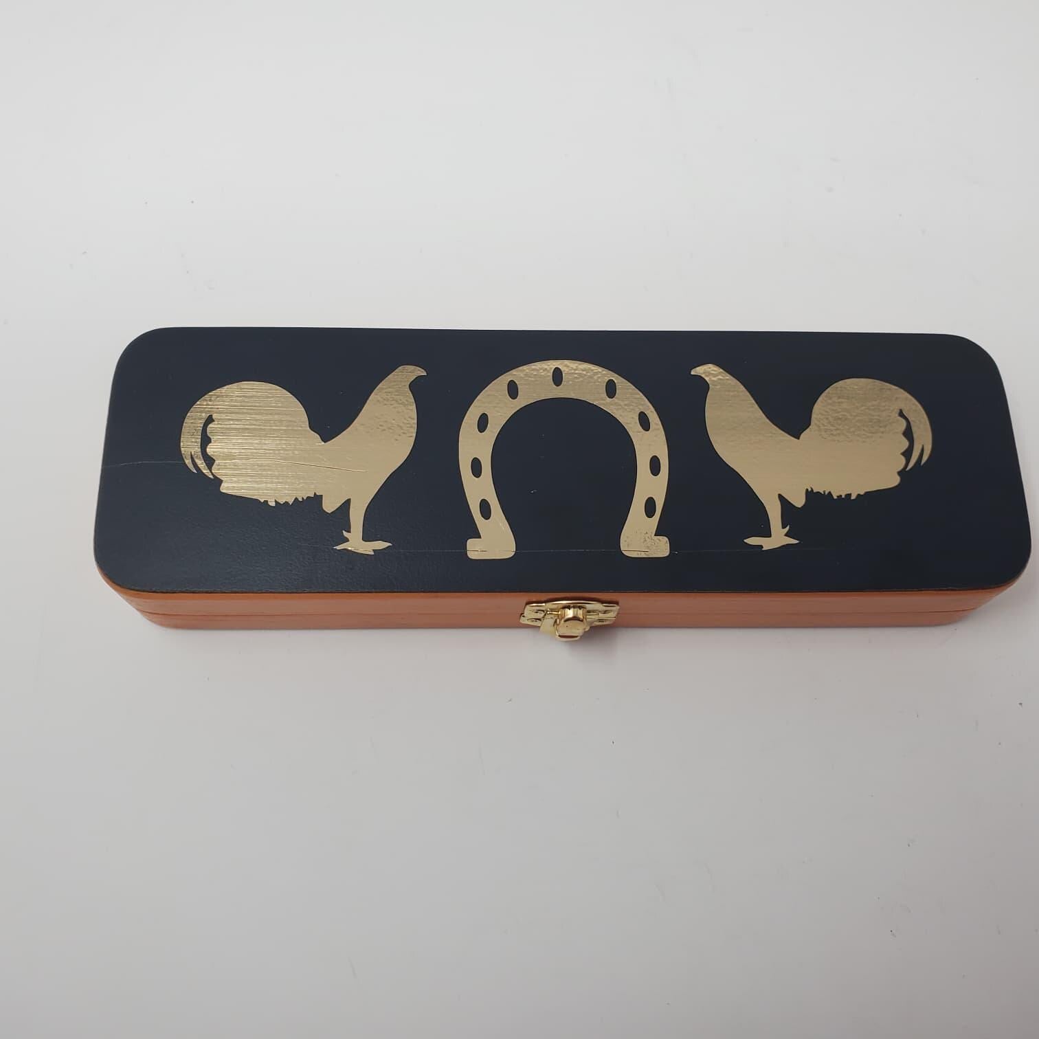 cedar and acrylic encased display case Botana para gallos Un pequeño paquete de lujo Una vitrina de cedro y acrílico Botana para gallos