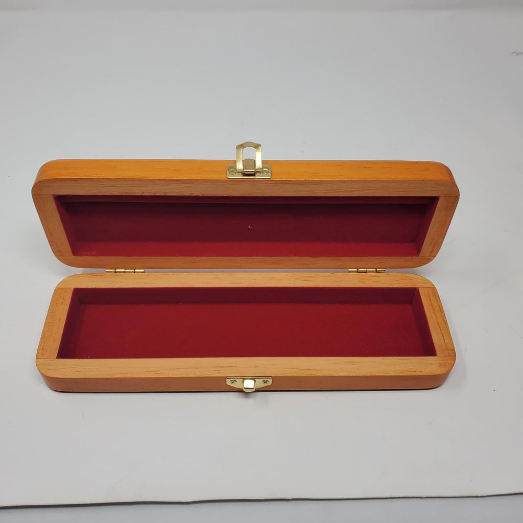 cedar and acrylic encased display case Botana para gallos Un pequeño paquete de lujo Una vitrina de cedro y acrílico Botana para gallos