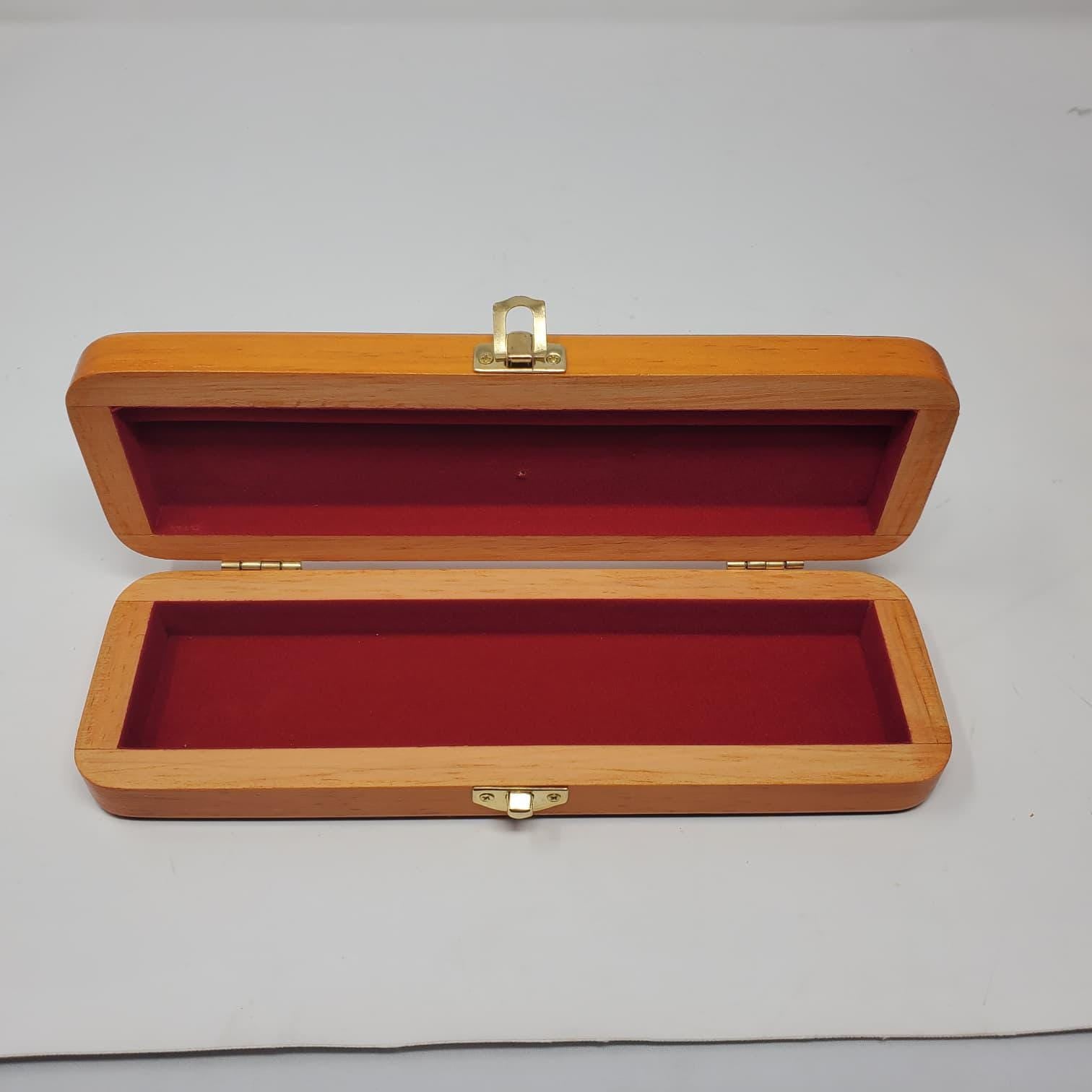 cedar and acrylic encased display case Botana para gallos Un pequeño paquete de lujo Una vitrina de cedro y acrílico Botana para gallos