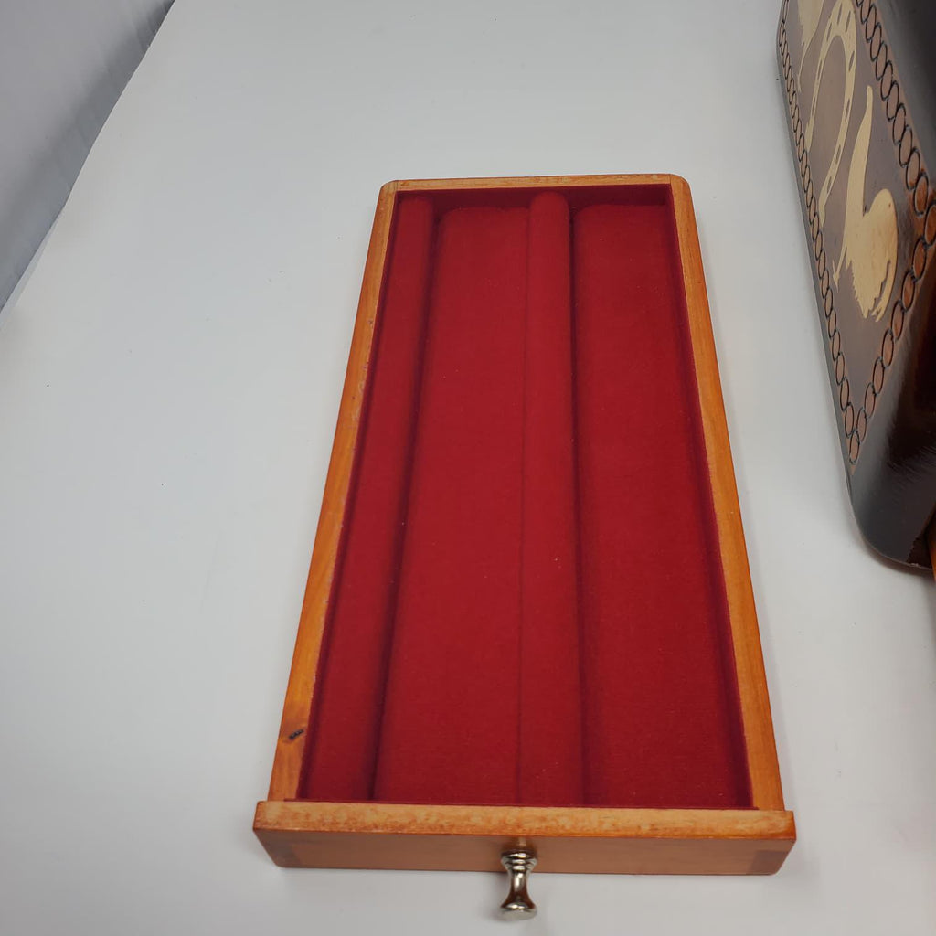 cedar and acrylic encased display case Botana para gallos Un pequeño paquete de lujo Una vitrina de cedro y acrílico Botana para gallos