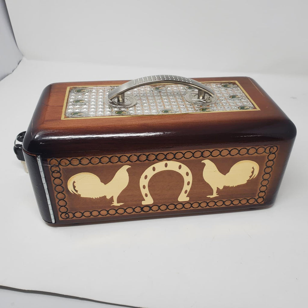 cedar and acrylic encased display case Botana para gallos Un pequeño paquete de lujo Una vitrina de cedro y acrílico Botana para gallos