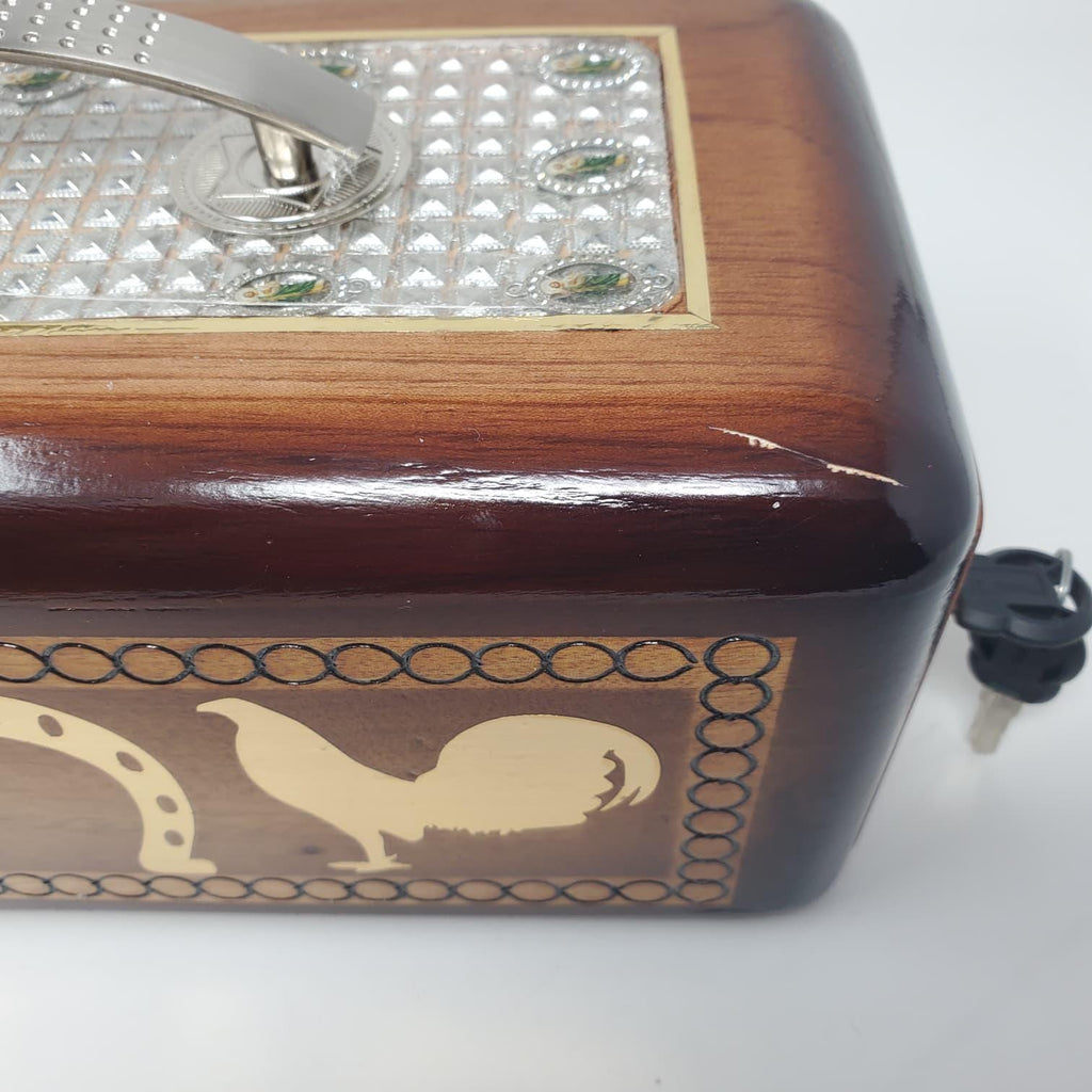 cedar and acrylic encased display case Botana para gallos Un pequeño paquete de lujo Una vitrina de cedro y acrílico Botana para gallos