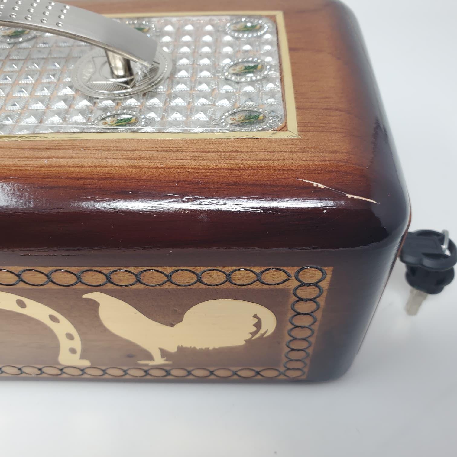 cedar and acrylic encased display case Botana para gallos Un pequeño paquete de lujo Una vitrina de cedro y acrílico Botana para gallos