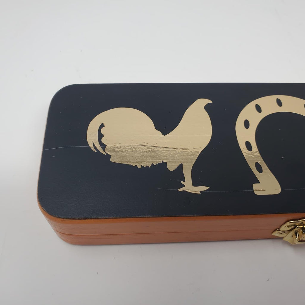 cedar and acrylic encased display case Botana para gallos Un pequeño paquete de lujo Una vitrina de cedro y acrílico Botana para gallos
