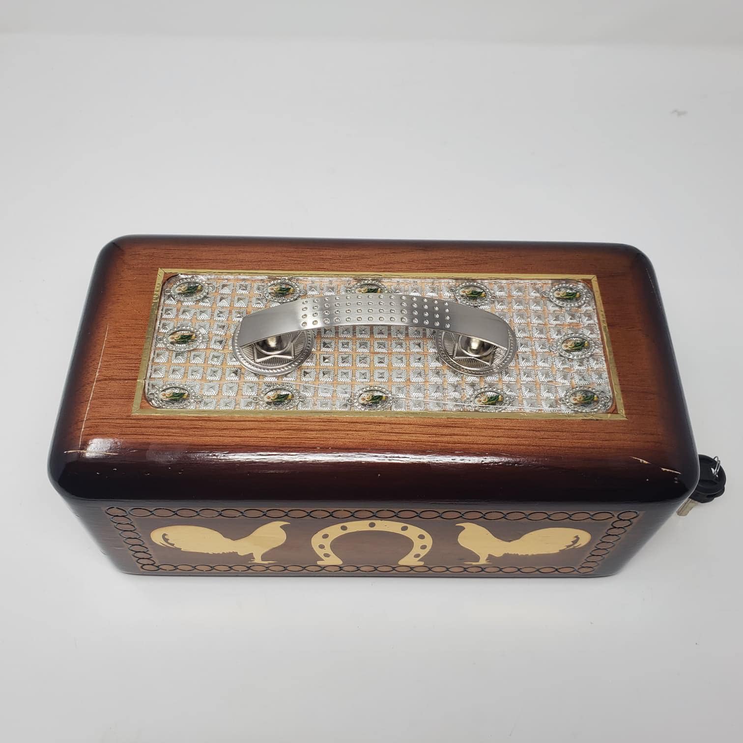 cedar and acrylic encased display case Botana para gallos Un pequeño paquete de lujo Una vitrina de cedro y acrílico Botana para gallos