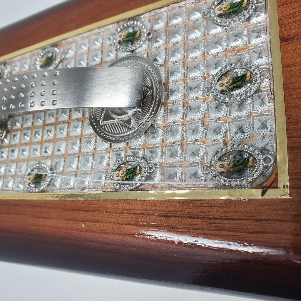 cedar and acrylic encased display case Botana para gallos Un pequeño paquete de lujo Una vitrina de cedro y acrílico Botana para gallos